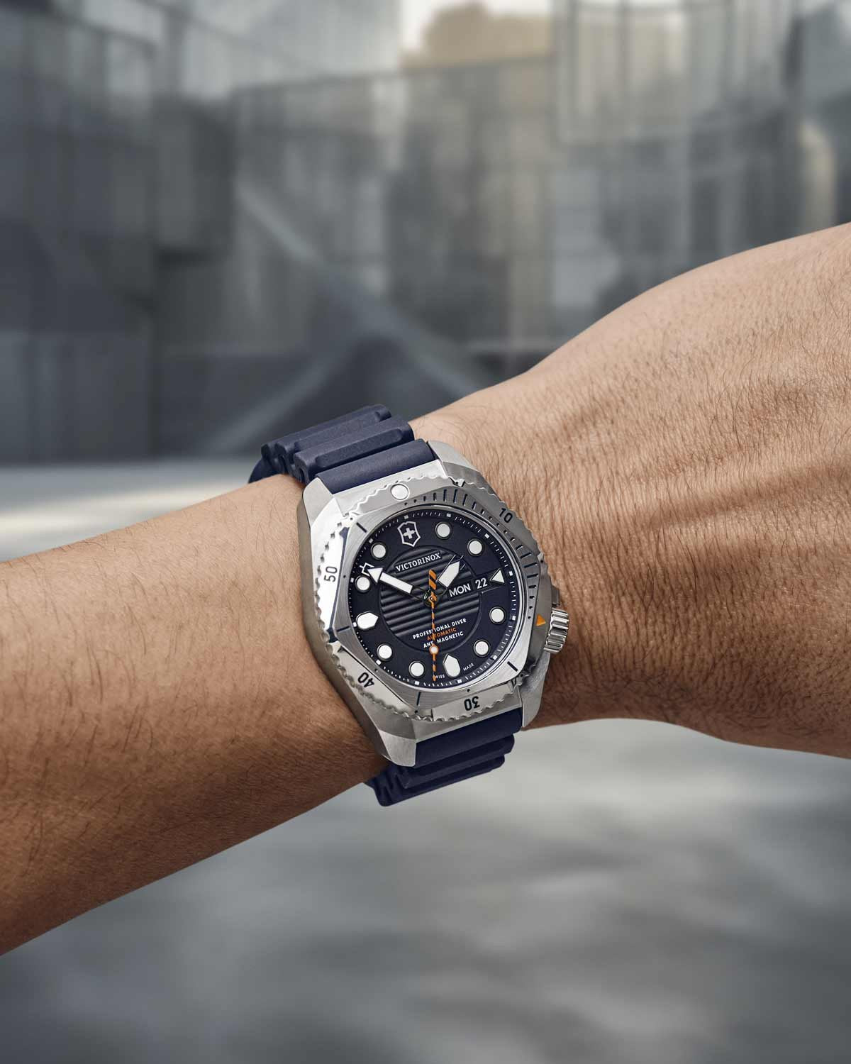 Ανδρικό ρολόι VICTORINOX Dive Pro αυτόματο με μπλε λουράκι από καουτσούκ