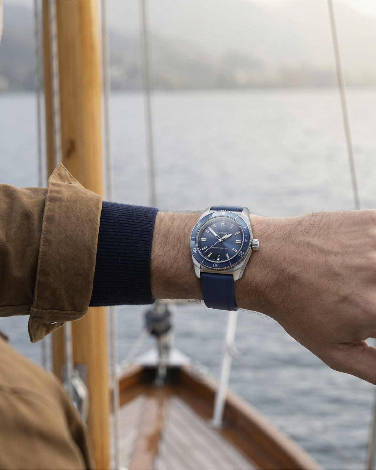 Ανδρικό ρολόι VICTORINOX Maverick με μπλε λουράκι από καουτσούκ