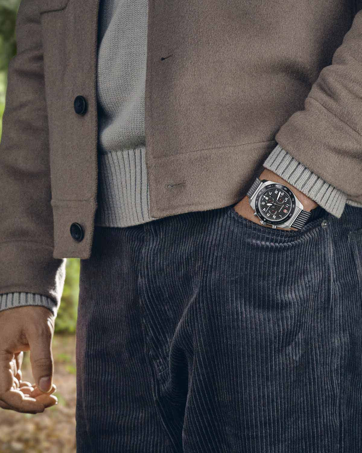 Ανδρικό ρολόι VICTORINOX Swiss Army με χρονογράφο και ασημί ατσάλινο μπρασελέ