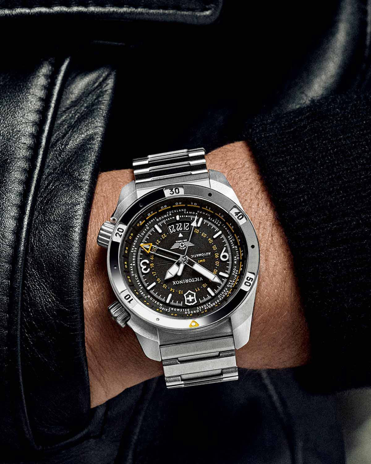 Ανδρικό ρολόι VICTORINOX Air Pro αυτόματο με τριπλή ώρα και ασημί μπρασελέ