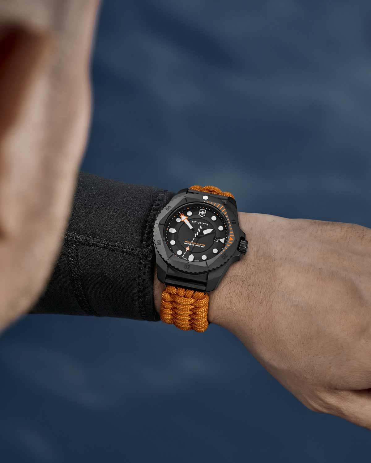Ανδρικό ρολόι VICTORINOX Dive Pro Gift Set με πορτοκαλί λουράκι Paracord