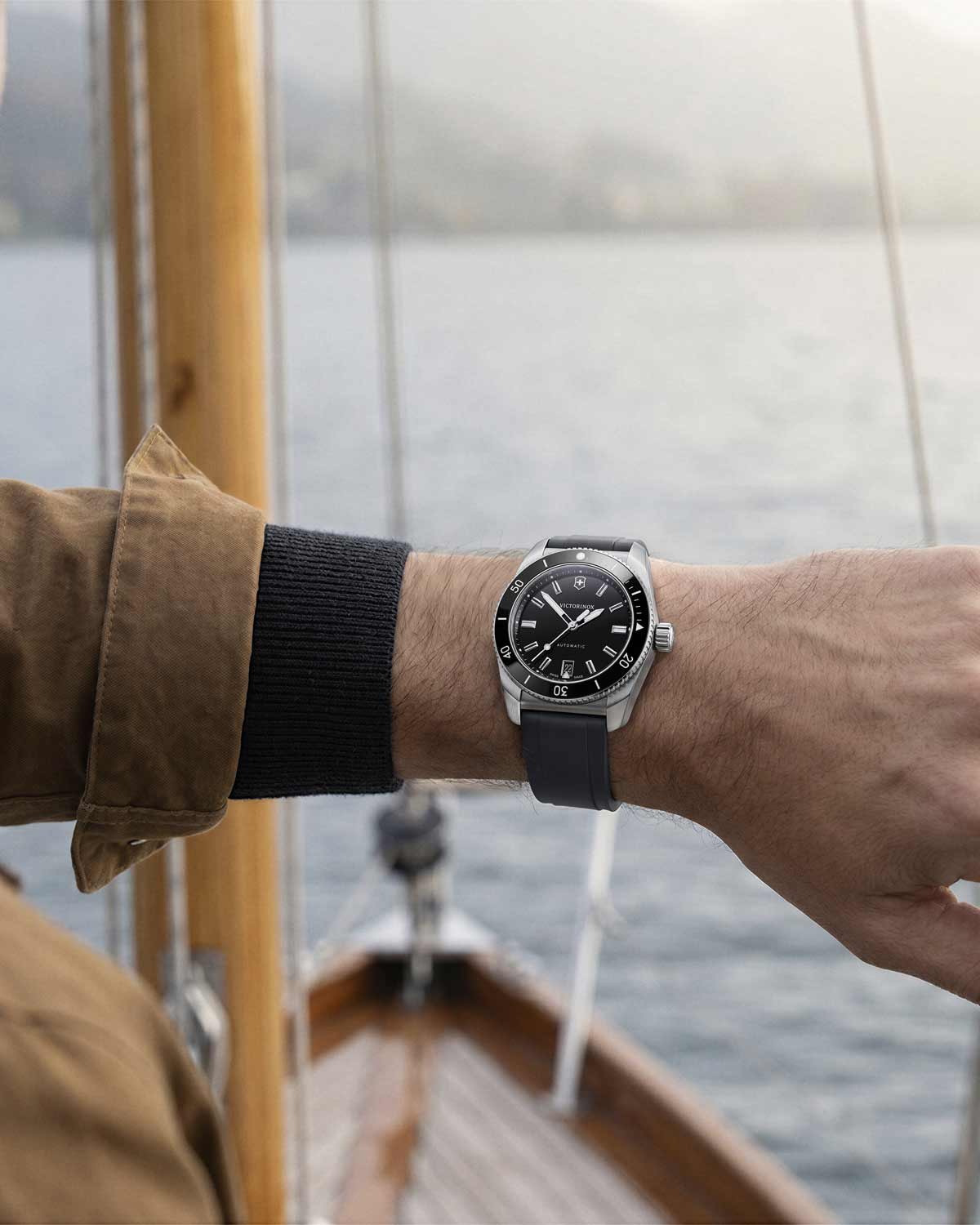 Ανδρικό ρολόι VICTORINOX Maverick αυτόματο με μαύρο λουράκι από καουτσούκ