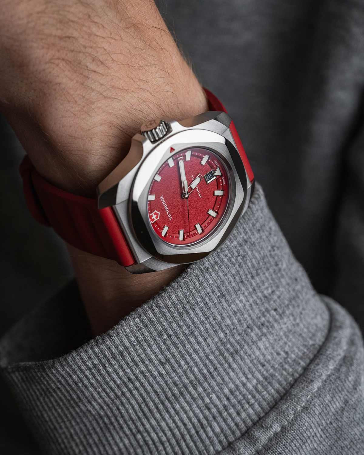Ανδρικό ρολόι VICTORINOX I.N.O.X. με κόκκινο λουράκι από καουτσούκ