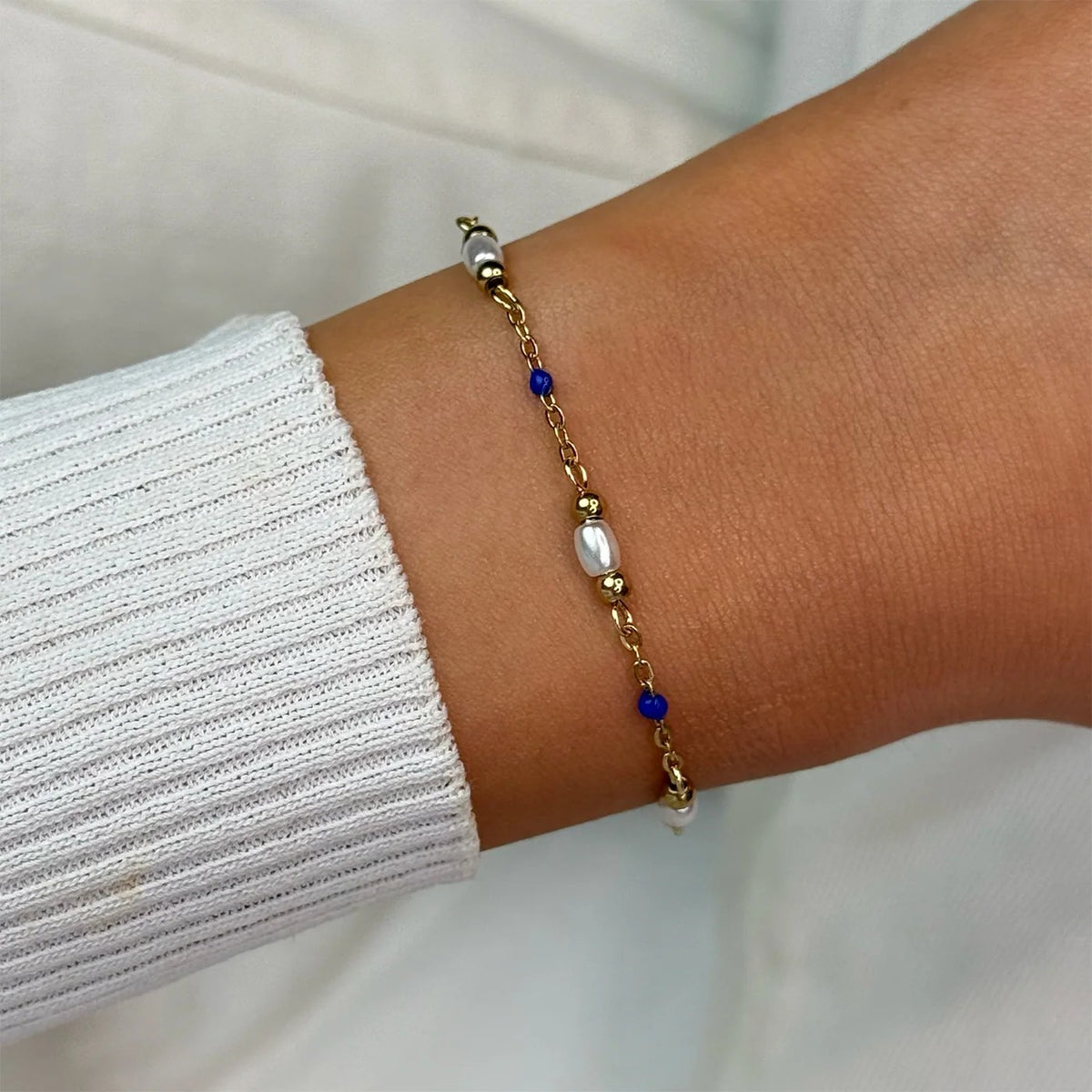CLUSE Γυναικείο Βραχιόλι Élevé Pearl & Blue Epoxy με Πέρλες και Μπλε Χάντρες Χρυσό – CB13372