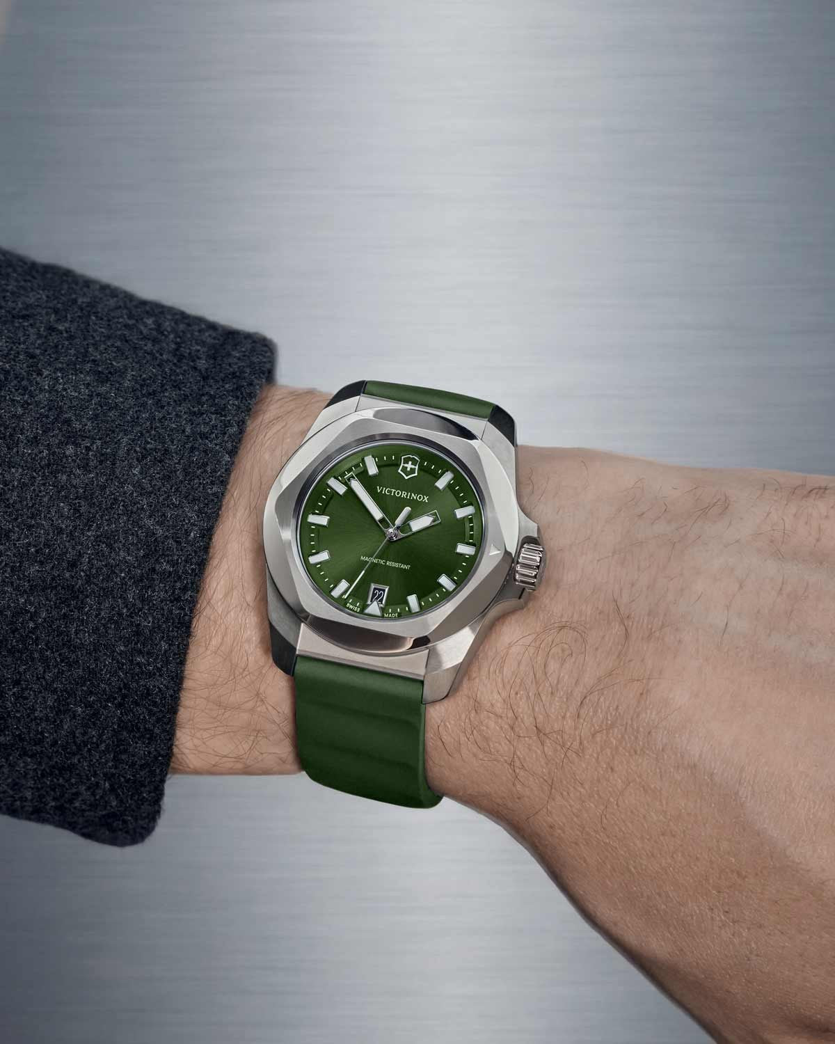 Ανδρικό ρολόι VICTORINOX I.N.O.X. με πράσινο λουράκι από καουτσούκ