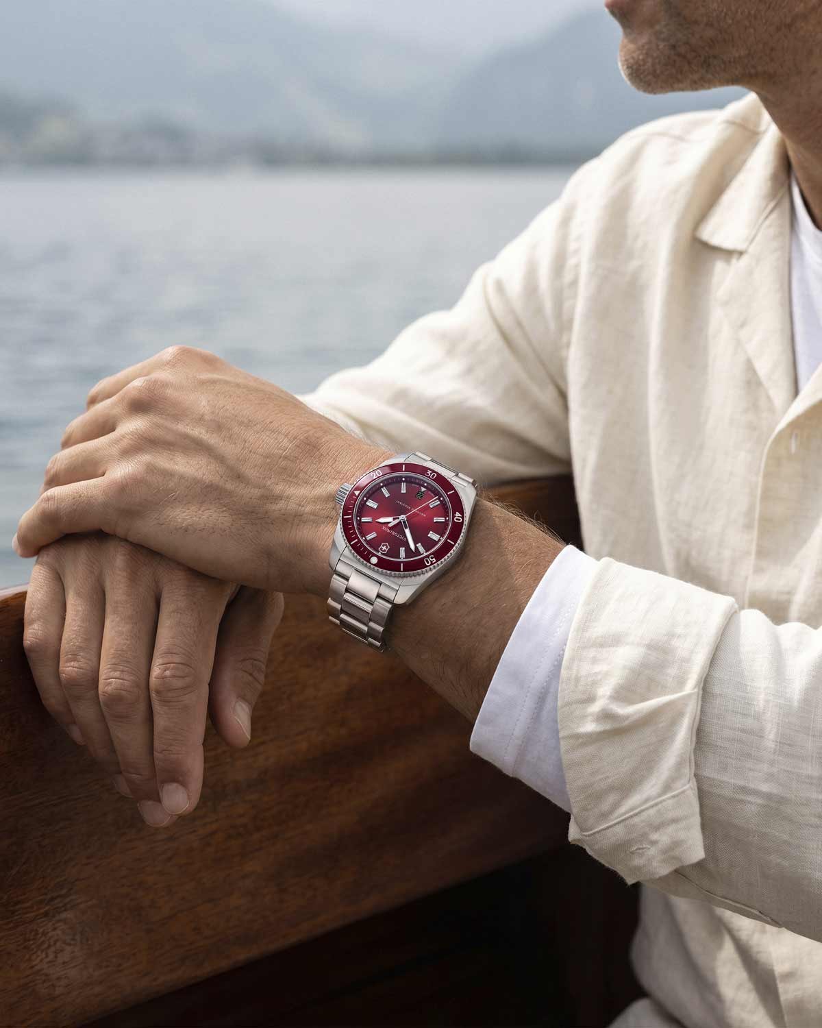 Ανδρικό ρολόι VICTORINOX Maverick με ασημί μπρασελέ από ανοξείδωτο ατσάλι