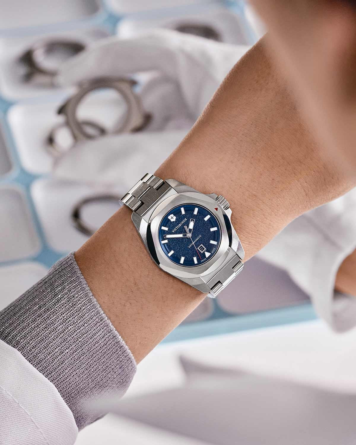 Ρολόι VICTORINOX I.N.O.X. Small Silver Stainless Steel Bracelet