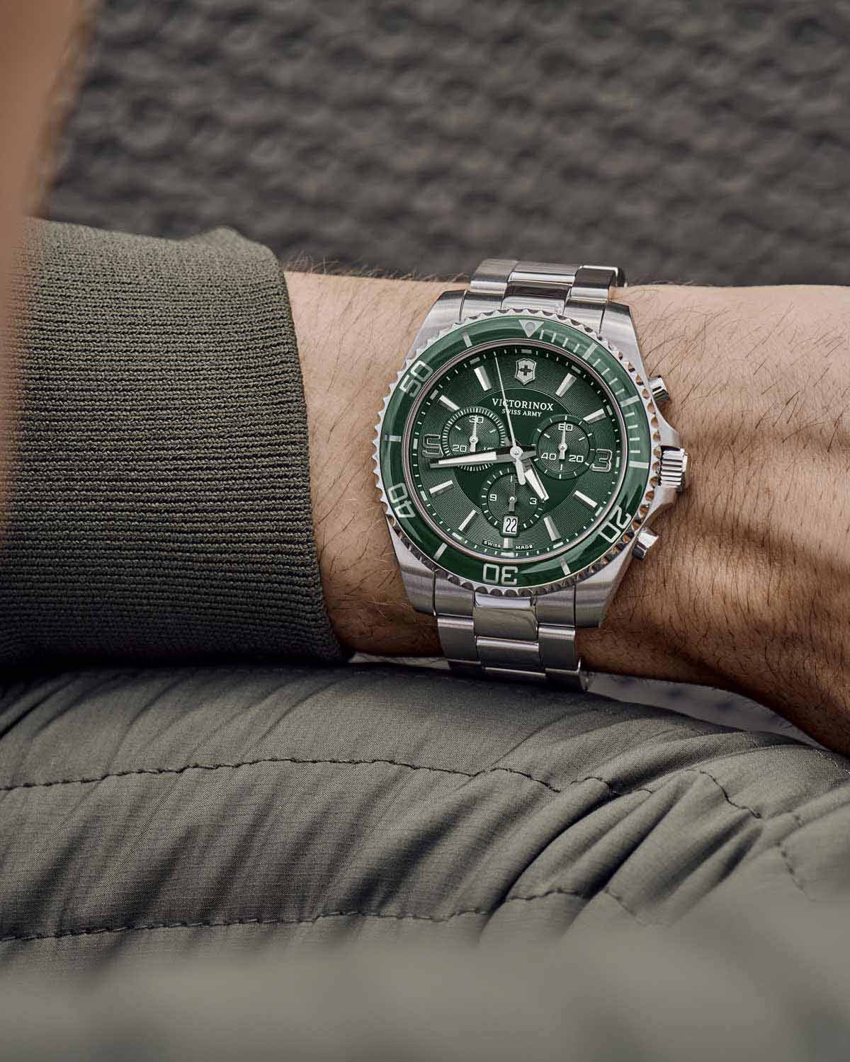 Ανδρικό ρολόι VICTORINOX Maverick με χρονογράφο και ασημί ατσάλινο μπρασελέ