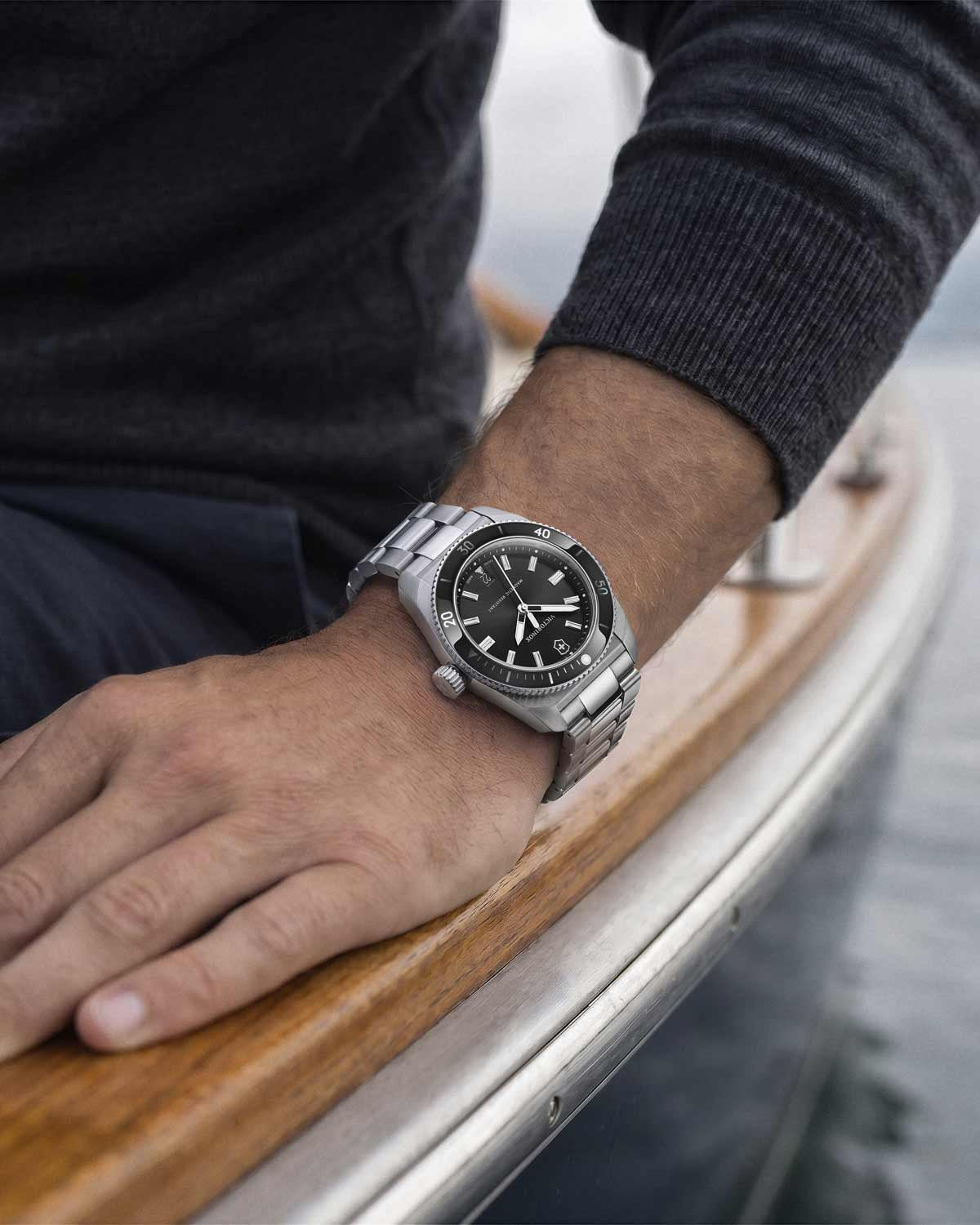 Ανδρικό ρολόι VICTORINOX Maverick με ασημί μπρασελέ από ανοξείδωτο ατσάλι