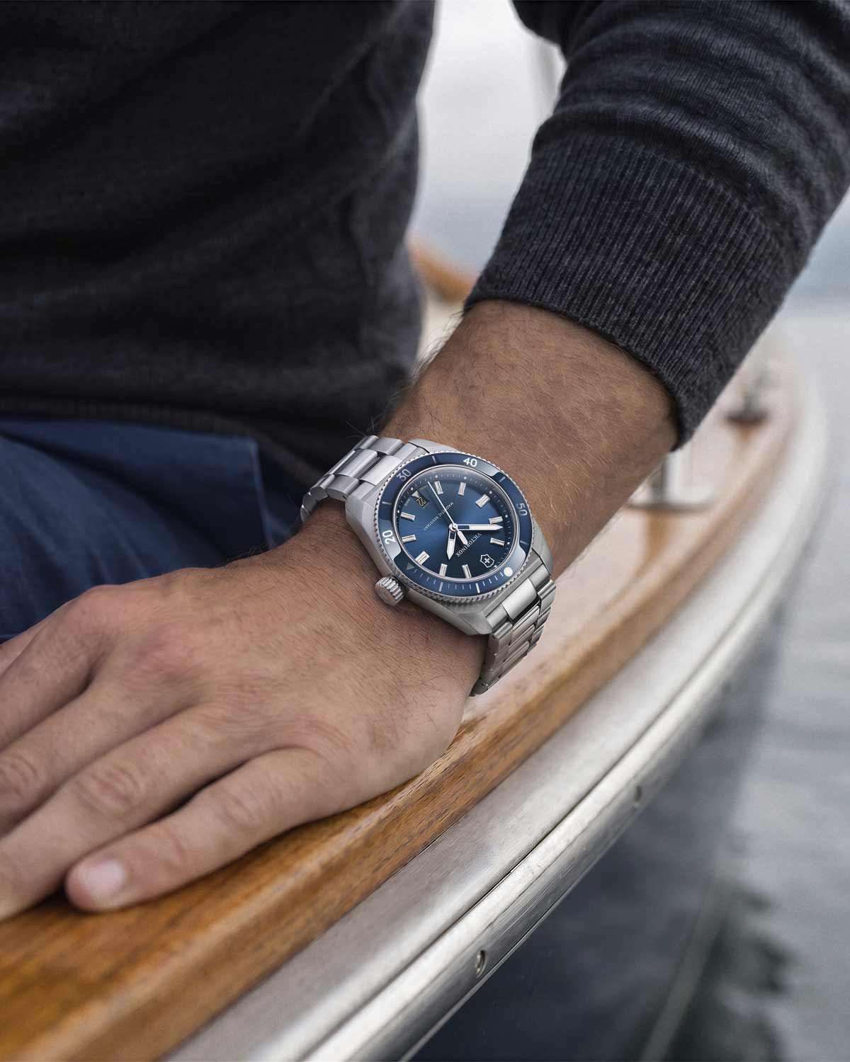 Ανδρικό ρολόι VICTORINOX Maverick με ασημί μπρασελέ από ανοξείδωτο ατσάλι