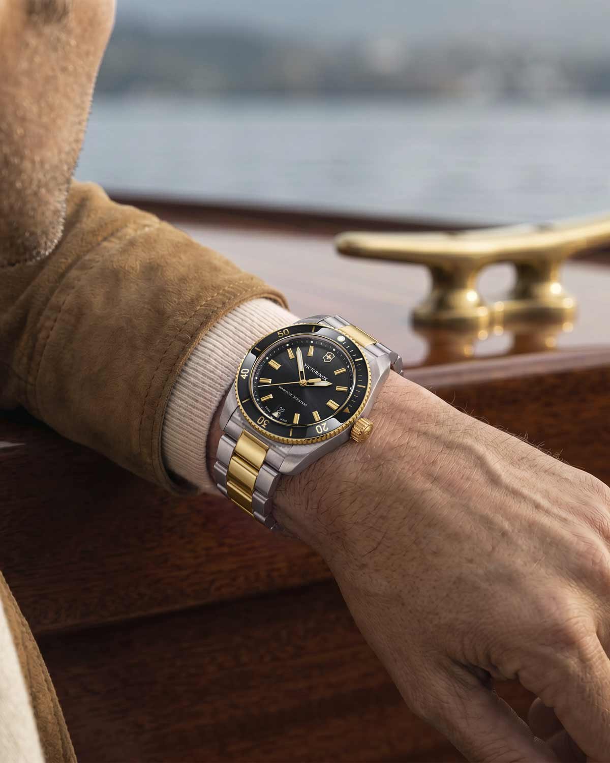 Ανδρικό ρολόι VICTORINOX Maverick με δίχρωμο μπρασελέ από ανοξείδωτο ατσάλι