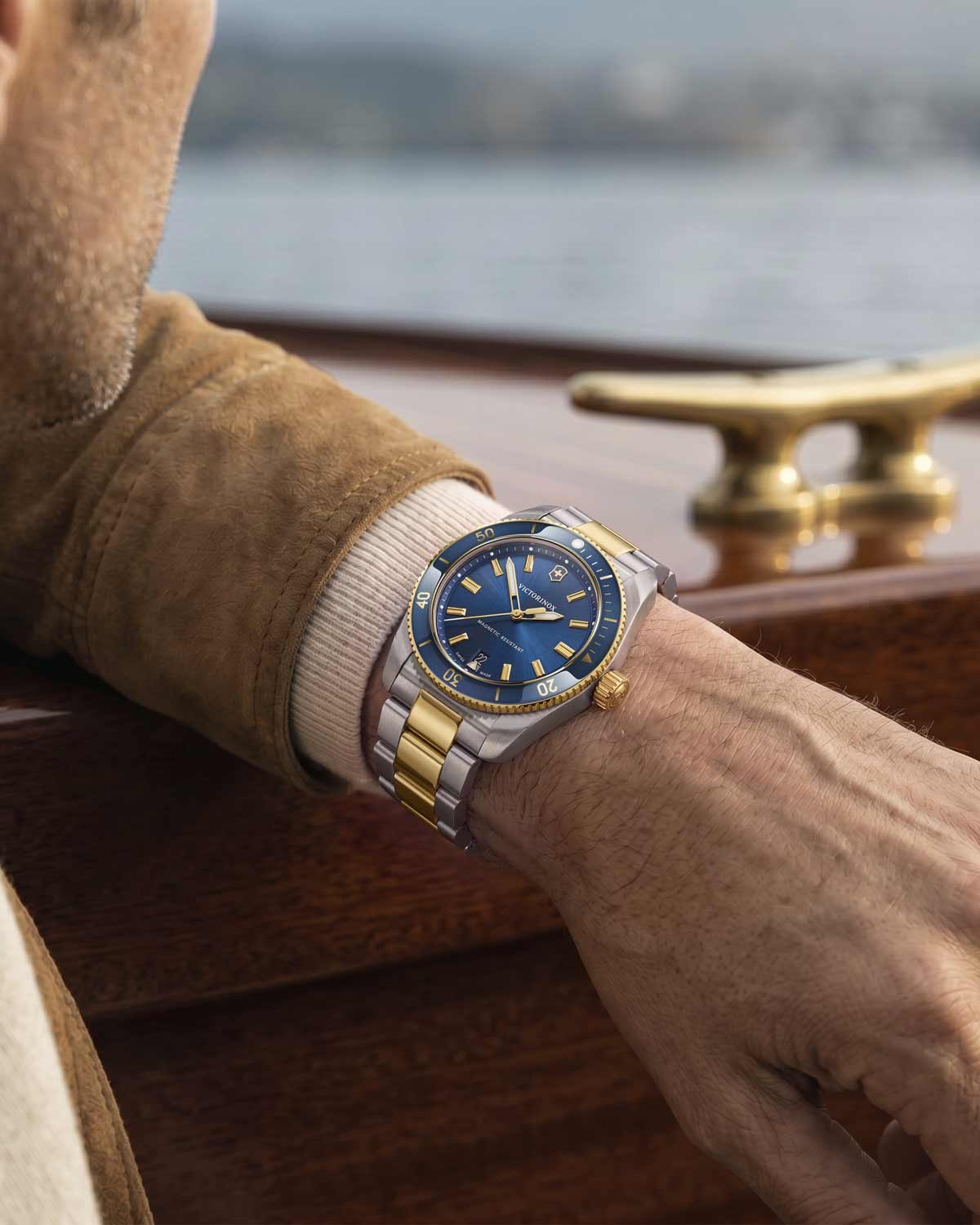 Ανδρικό ρολόι VICTORINOX Maverick με δίχρωμο μπρασελέ από ανοξείδωτο ατσάλι