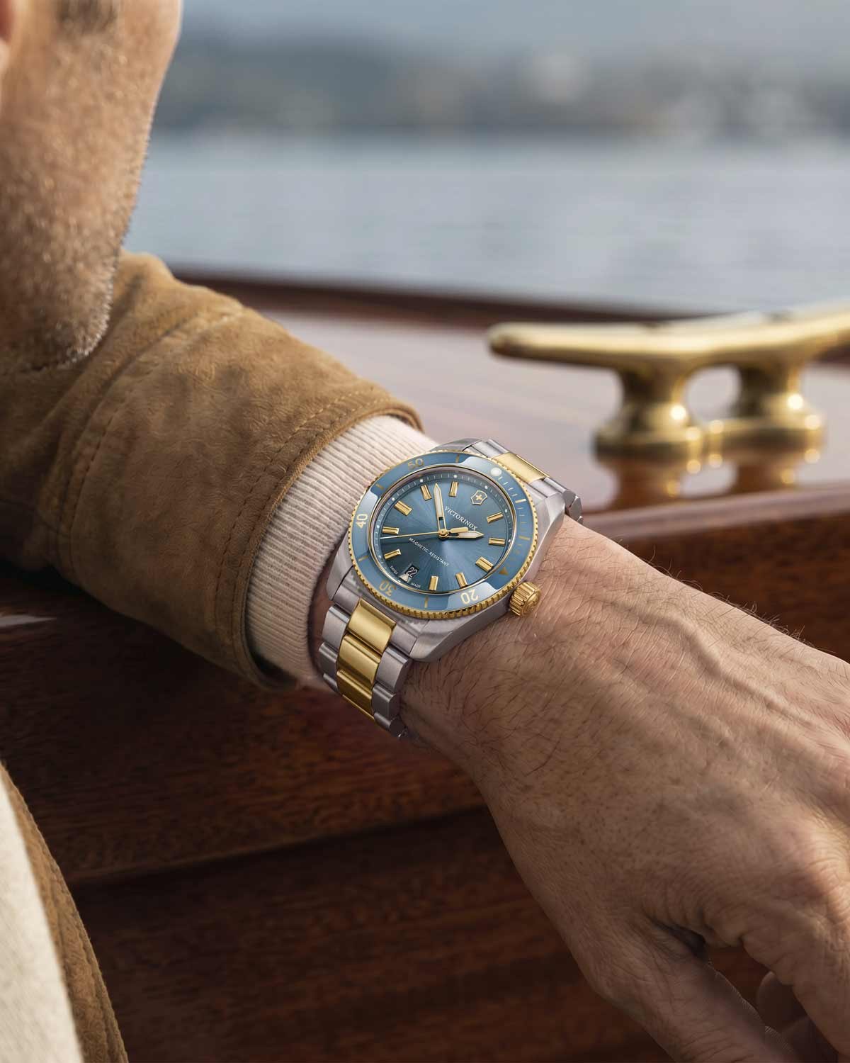 Ανδρικό ρολόι VICTORINOX Maverick με δίχρωμο μπρασελέ από ανοξείδωτο ατσάλι
