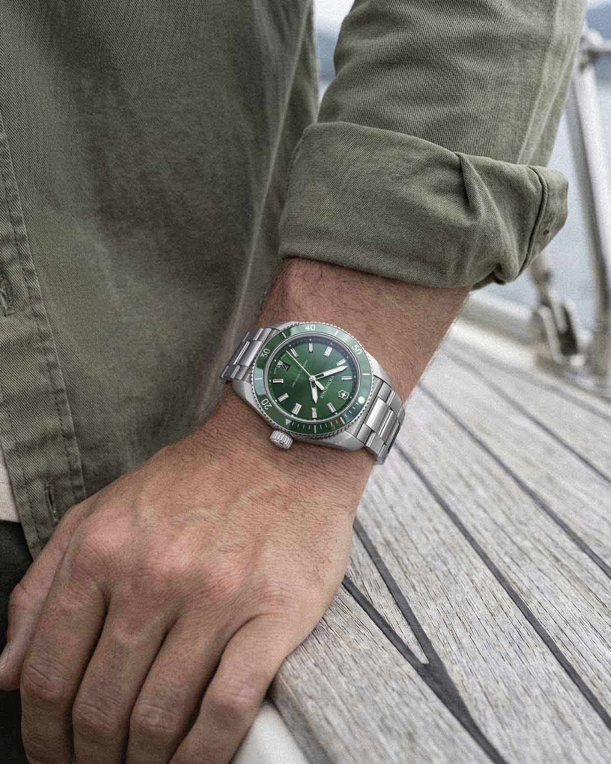Ανδρικό ρολόι VICTORINOX Maverick με ασημί μπρασελέ από ανοξείδωτο ατσάλι