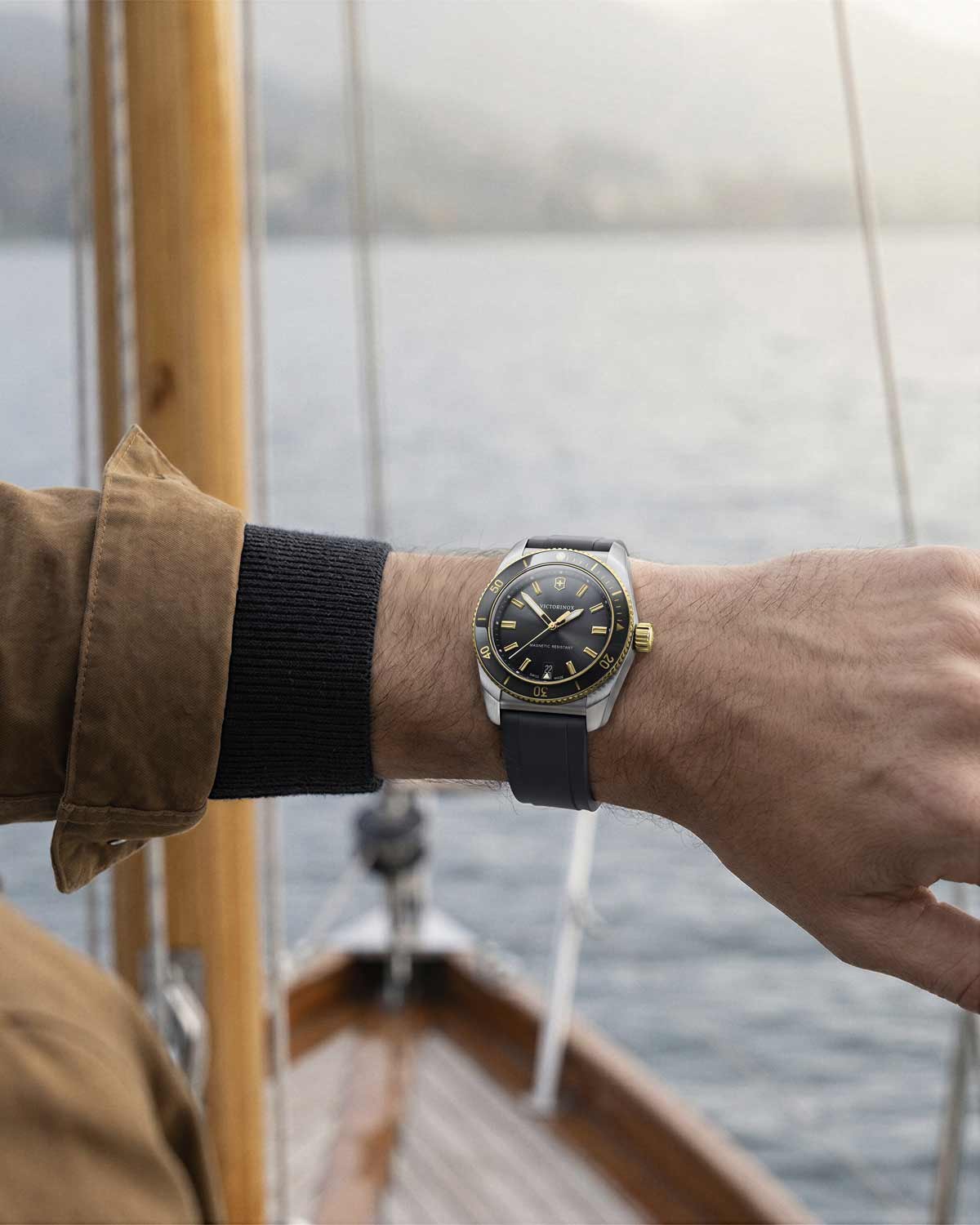 Ανδρικό ρολόι VICTORINOX Maverick με μαύρο λουράκι από καουτσούκ