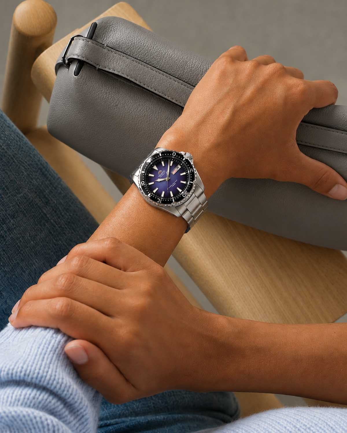 Ανδρικό ρολόι ORIENT Mako V αυτόματο με ασημί μπρασελέ από ανοξείδωτο ατσάλι