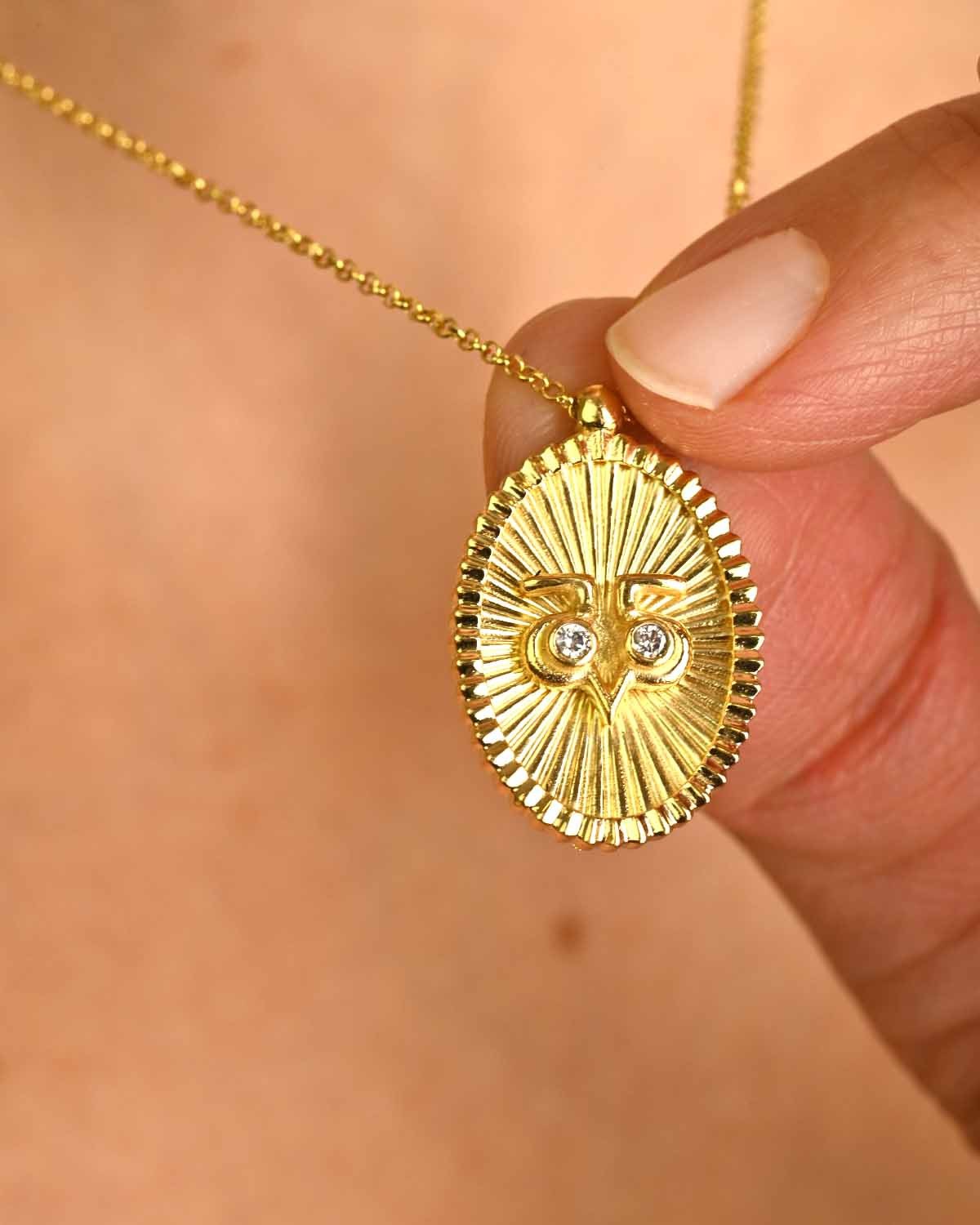 Κολιέ SOLEDOR The Radiant Owl Amulet από επιχρυσωμένο Ασήμι 925