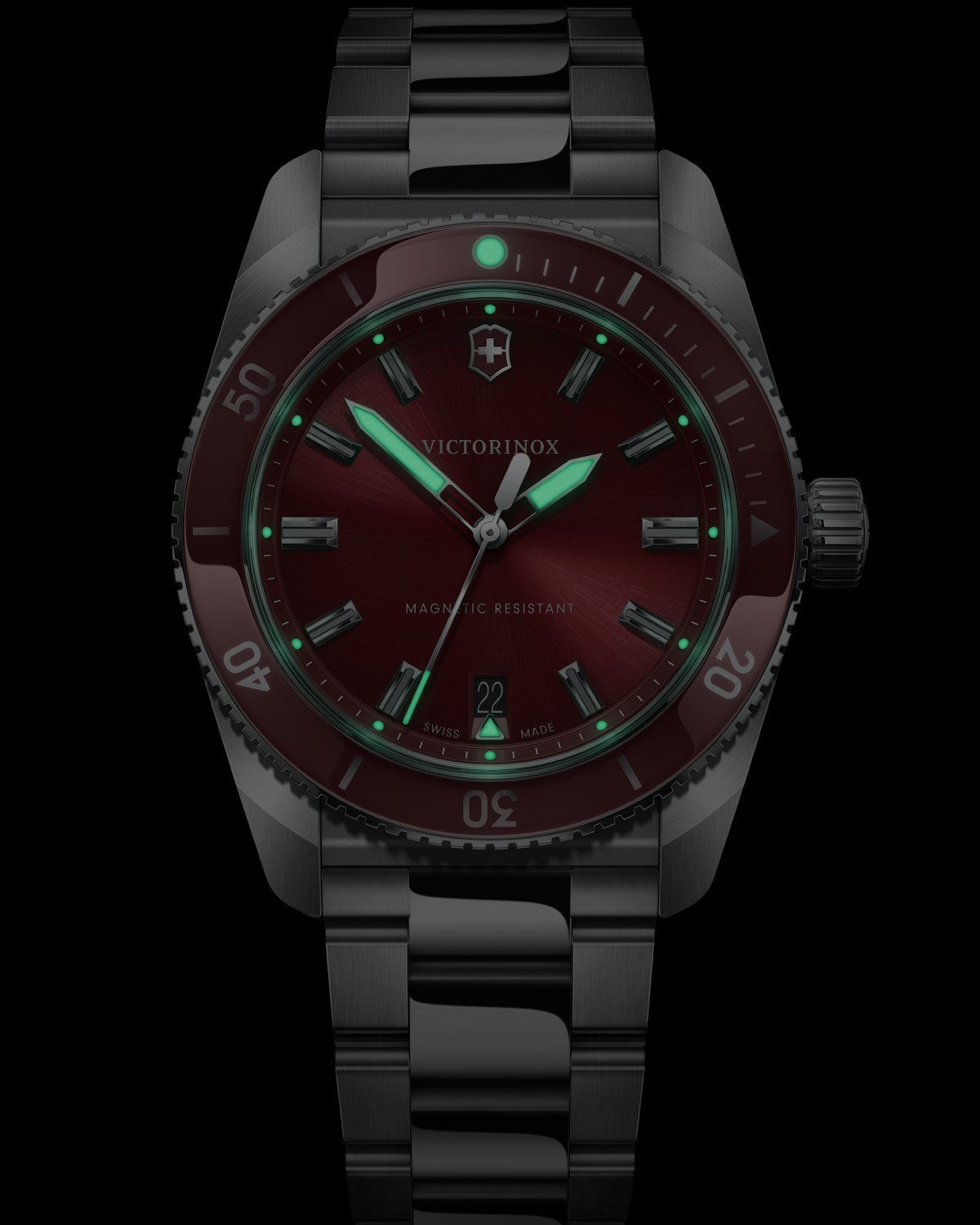 Ανδρικό ρολόι VICTORINOX Maverick με ασημί μπρασελέ από ανοξείδωτο ατσάλι