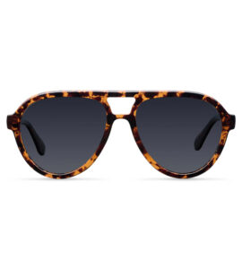 Τα γυαλιά ηλίου Meller Kena Tigris Carbon συνδυάζουν τον carey σκελετό με μαύρους φακούς σε ανεστραμμένο τριγωνικό σχήμα.